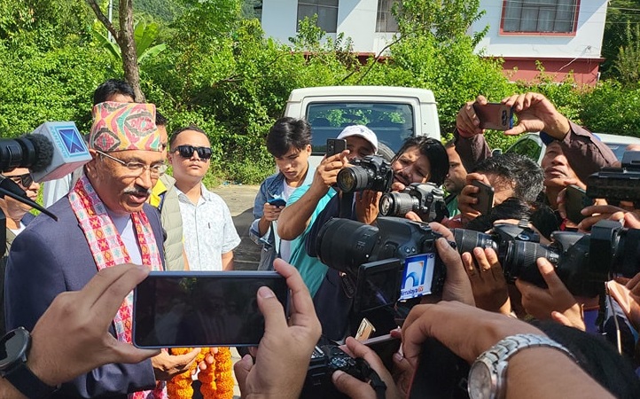 पुरानै प्रतिस्पर्धी कमल थापा एमालेका उम्मेदवार ! कसरी टार्छन् संकट ?